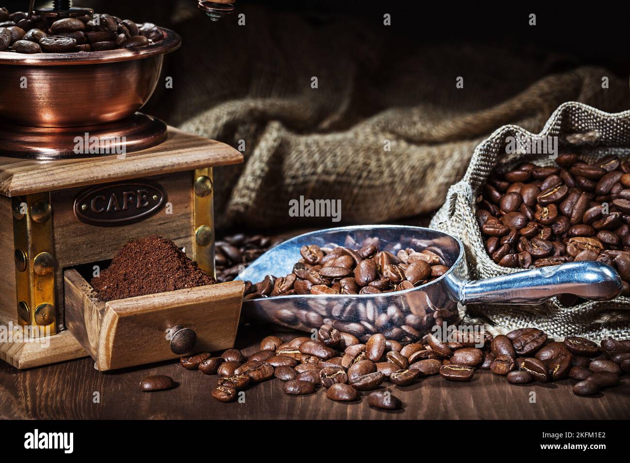 composizione del caffè sacchi e tritatutto con i chicchi Foto Stock