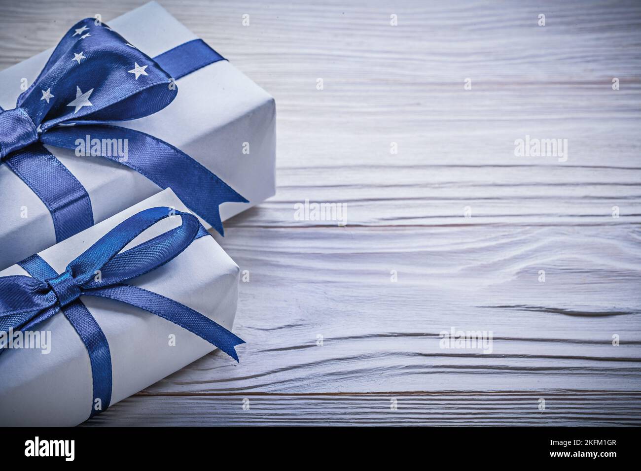 Collezione di scatole regalo su tavola in legno concetto di vacanze. Foto Stock