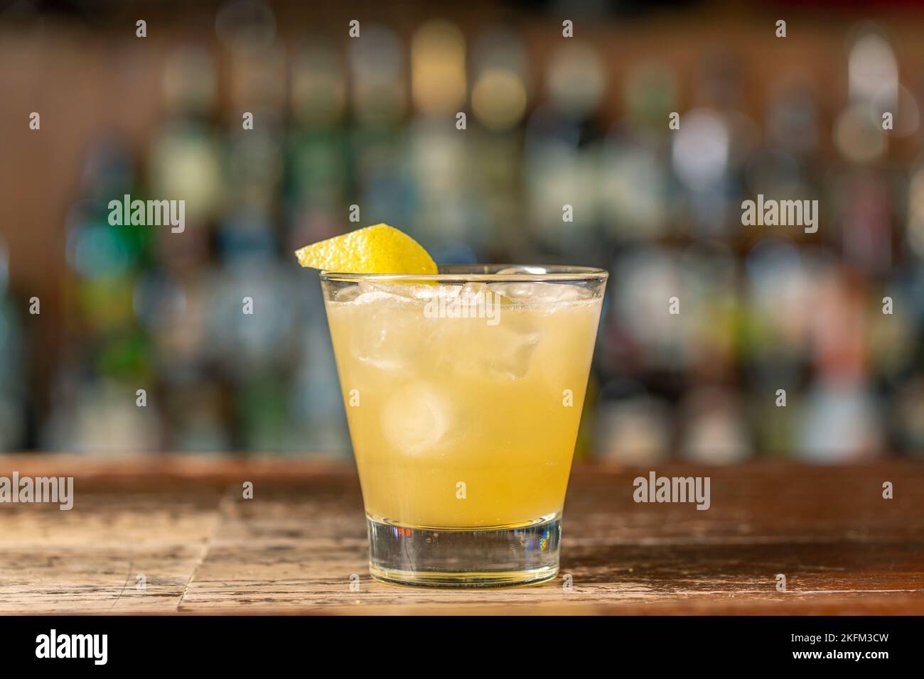 Cocktail penicillina al bar. Sfondo sfocato. Bevanda rinfrescante estiva, vista laterale, vista ravvicinata. Foto Stock
