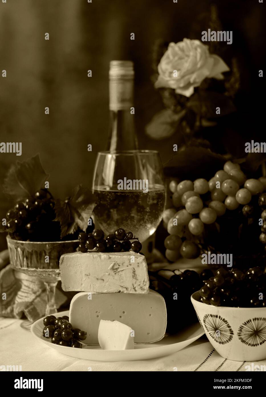 Vita ferma con vino e frutta. Fotografia in bianco e nero. Foto Stock