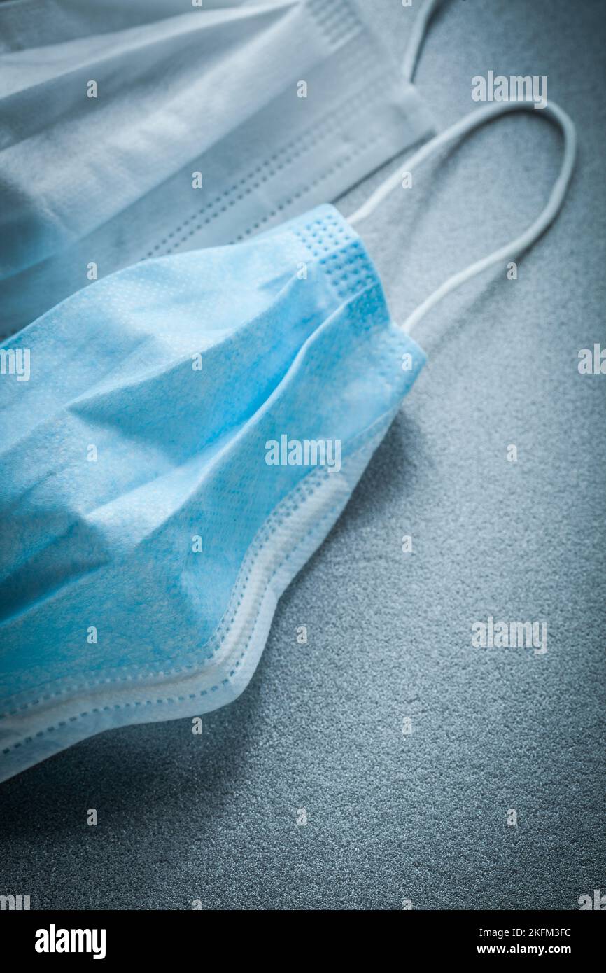 Maschere facciali sterili monouso su sfondo grigio. Foto Stock