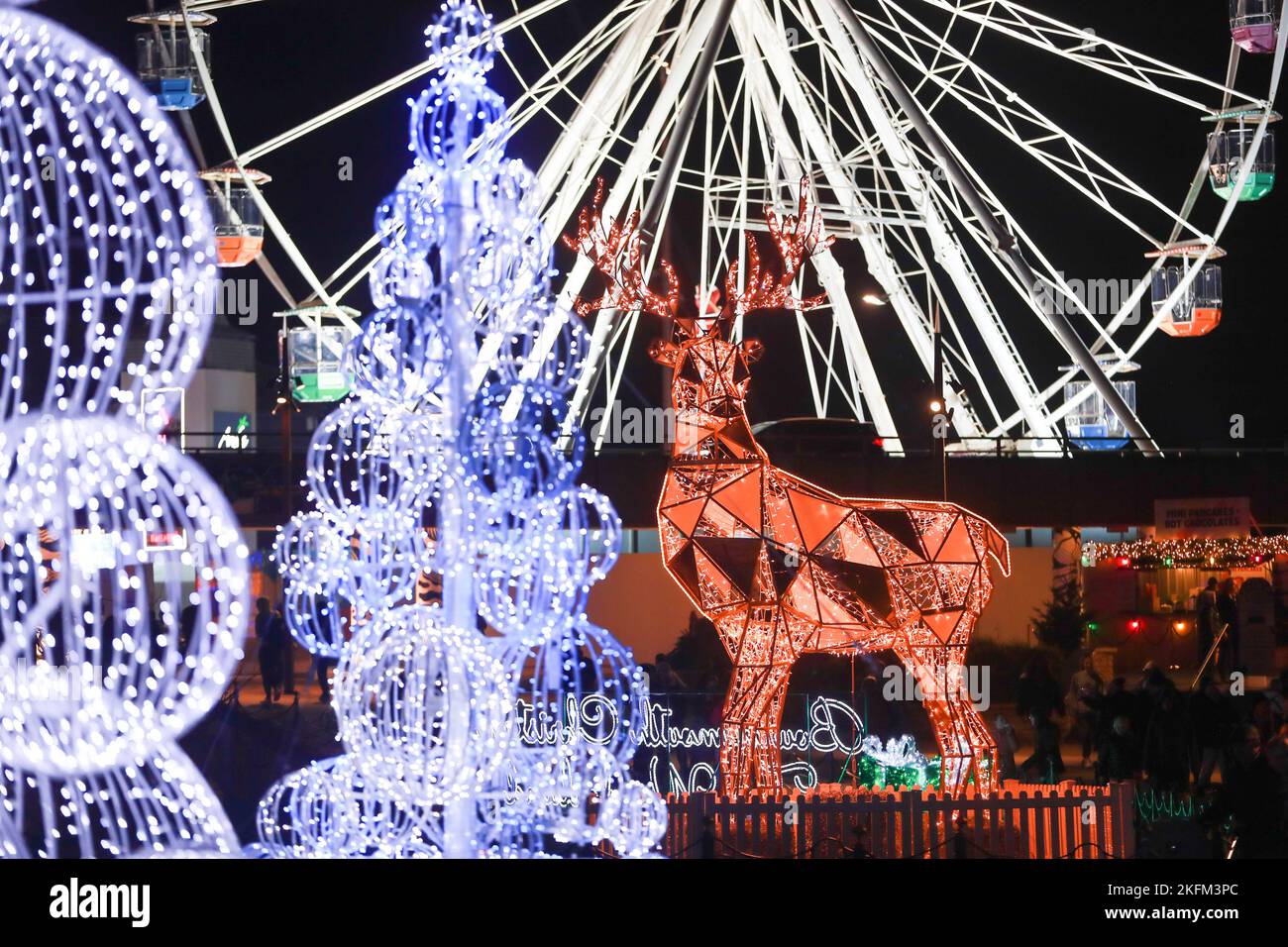 Bournemouth, Regno Unito. 18th novembre 2022. Il Wonderland dell'albero di Natale ritorna a Bournemouth, Dorset. Il famoso sentiero delle feste si estende dal lungomare attraverso i giardini fino al centro della città. Credit: Richard Crease/Alamy Live News Foto Stock