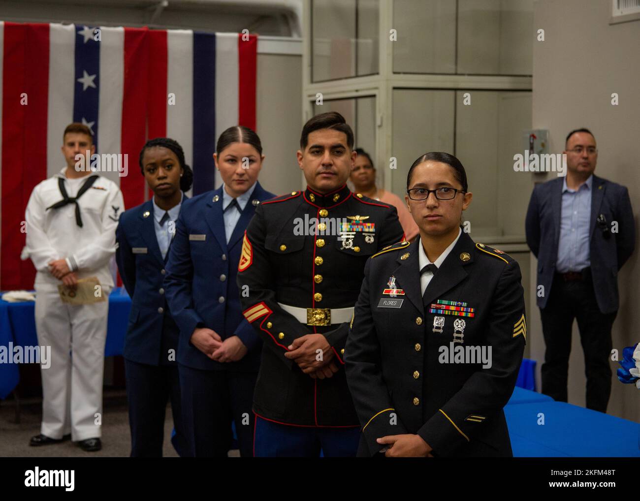 In onore della Gold Star Mother’s and Family Day, i membri del servizio di varie filiali hanno partecipato a una cerimonia che dimostrava rispetto per i soldati caduti e le loro famiglie tenutasi presso la Joint base di San Antonio-Fort Sam Houston, Texas, il 25 settembre 2022. Il Gold Star Mother’s and Family Day onora le madri, i padri e le famiglie dei membri del servizio militare caduti. Ci offre l'opportunità, come nazione, di rendere omaggio ai loro sacrifici e di sostenere coloro che rimangono indietro. Foto Stock