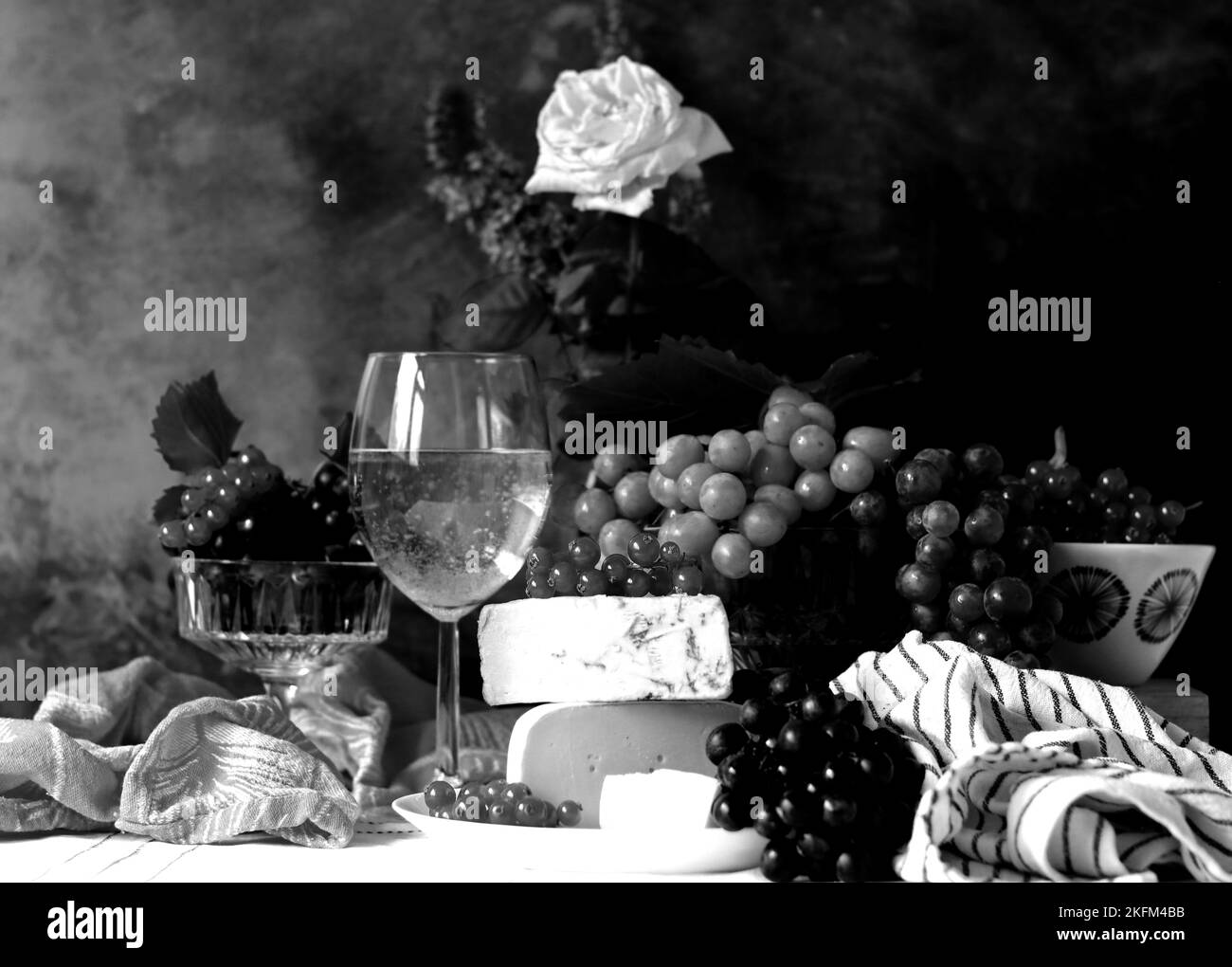 Vita ferma con vino e frutta. Fotografia in bianco e nero. Foto Stock