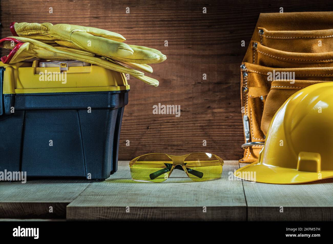 Generatore Maschio Che Apre La Cassetta Degli Attrezzi Di Plastica In Uniforme Casco Guanti Vista Frontale 9822884 - Foto 6