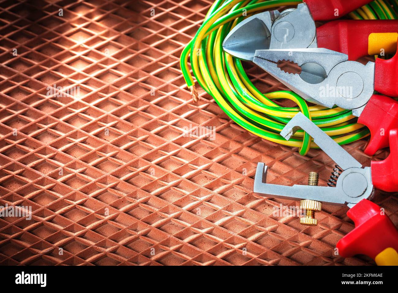 Pinze spelafili elettriche per spelafili isolanti su coperchio dielettrico  Foto stock - Alamy