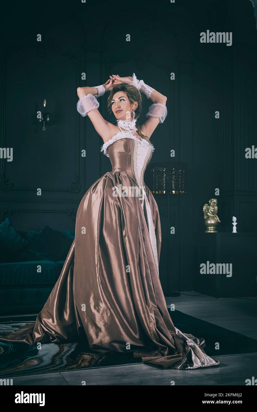 una giovane donna in un vestito del 18th ° secolo e pizzo è in piedi nel boudoir flaunting e flirtare sessualmente Foto Stock una giovane donna in un vestito del 18th ° secolo e pizzo è in piedi nel boudoir flaunting e flirtare sessualmente Foto Stock
