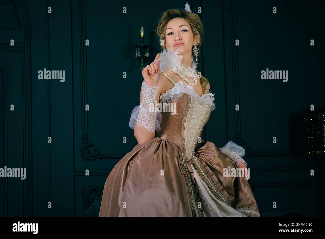 una giovane donna in un vestito del 18th ° secolo e pizzo è in piedi nel boudoir flaunting e flirtare sessualmente Foto Stock una giovane donna in un vestito del 18th ° secolo e pizzo è in piedi nel boudoir flaunting e flirtare sessualmente Foto Stock