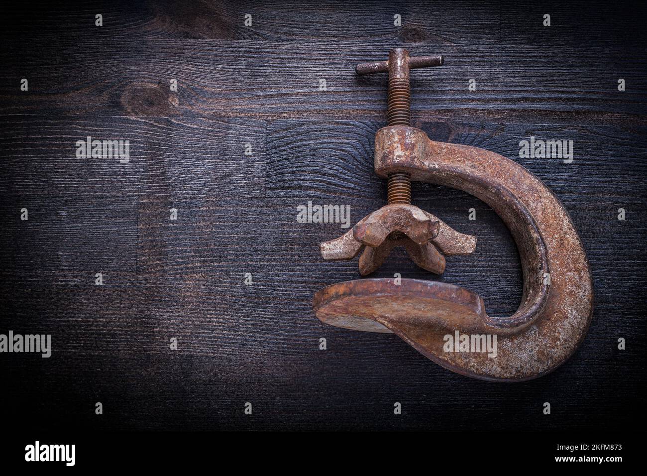 vecchio morsetto su legno d'epoca. Foto Stock