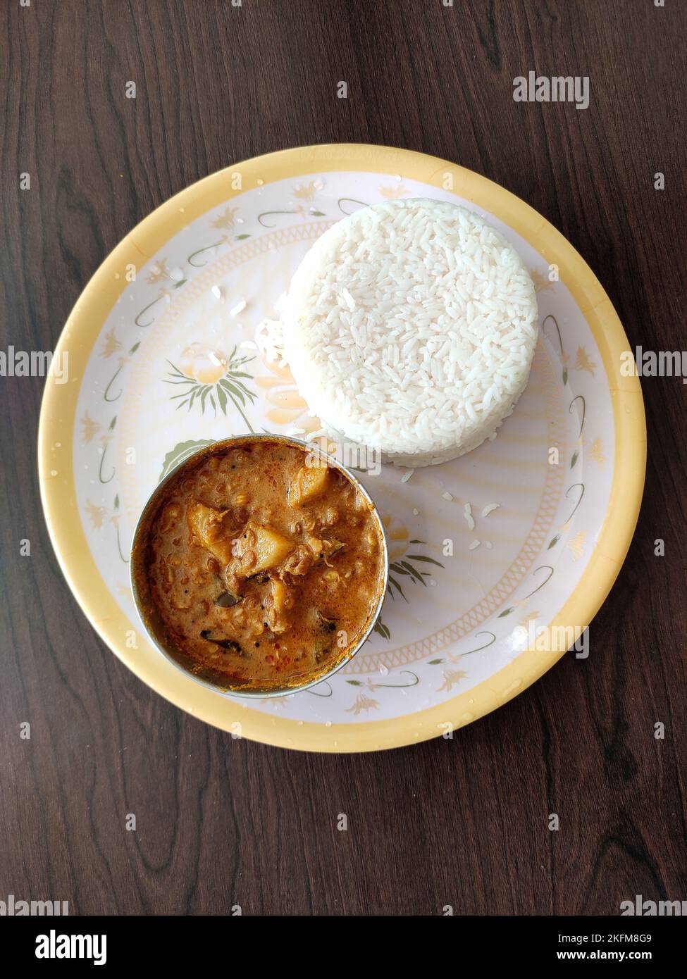 Pranzo al sacco Molake Kalu Saaru servito al piatto. Un piatto con riso bianco accompagnato da sambar a base di grammo di cavallo germogliato. Foto Stock