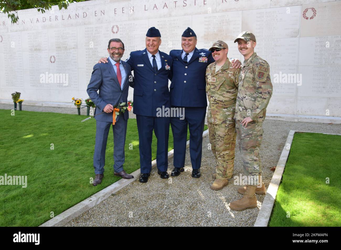 L-R Frenk Lehaye, cimitero americano dei Paesi Bassi, Capo Maestro Sgt. Kjell Anderson,141st Maintenance Squadron, Lt. Tyson Frost, 141st Maintenance Group, Capt. Trevor Bland, 116th Air Refuging Squadron e Senior Airman Josh Haley, 141st Maintenance Squadron posa per una foto di gruppo davanti alla 'Corte d'onore', presso il cimitero americano olandese situato a Margraten, Paesi Bassi, 25 settembre 2022. 2Lt. Il nome di Eugene Shauvin si trovava sulla 'Corte d'onore', elencando i nomi di tutto il personale classificato come mancante in azione dopo la seconda guerra mondiale (Foto fornita da Air National Guard Lt. Foto Stock