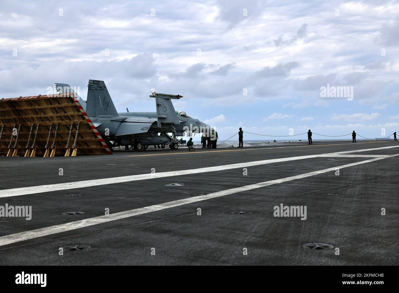 Un F/A-18 Hornet siede sul ponte della USS Ronald Reagan (CVN 76). Soldiers from B Company, 3-2 General Support Aviation Battalion, 2nd Combat Aviation Brigade condusse atterraggi con elicotteri CH-47F Chinook sull'unico portaerei della Marina statunitense, USS Ronald Reagan (CVN 76), nelle acque ad est della penisola coreana il 26 settembre 2022. Le qualifiche di atterraggio sul ponte sono condotte per certificare i membri dell'equipaggio e i piloti che atterrano su una nave. Questo corso di formazione è stato condotto in parte con l'esercizio di operazioni speciali per il banco marittimo (MCSOFEX) per rafforzare l'intero Foto Stock