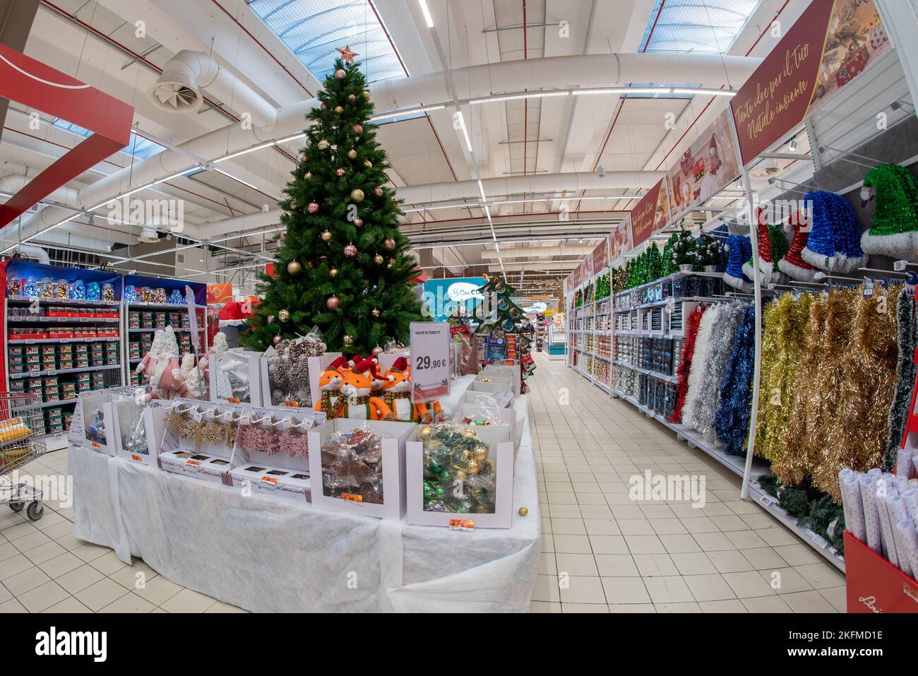 Cuneo, Italia - 18 novembre 2022: Albero di Natale artificiale e mensole  con decorazioni natalizie esposte per la vendita nel supermercato italiano  Conad bef Foto stock - Alamy
