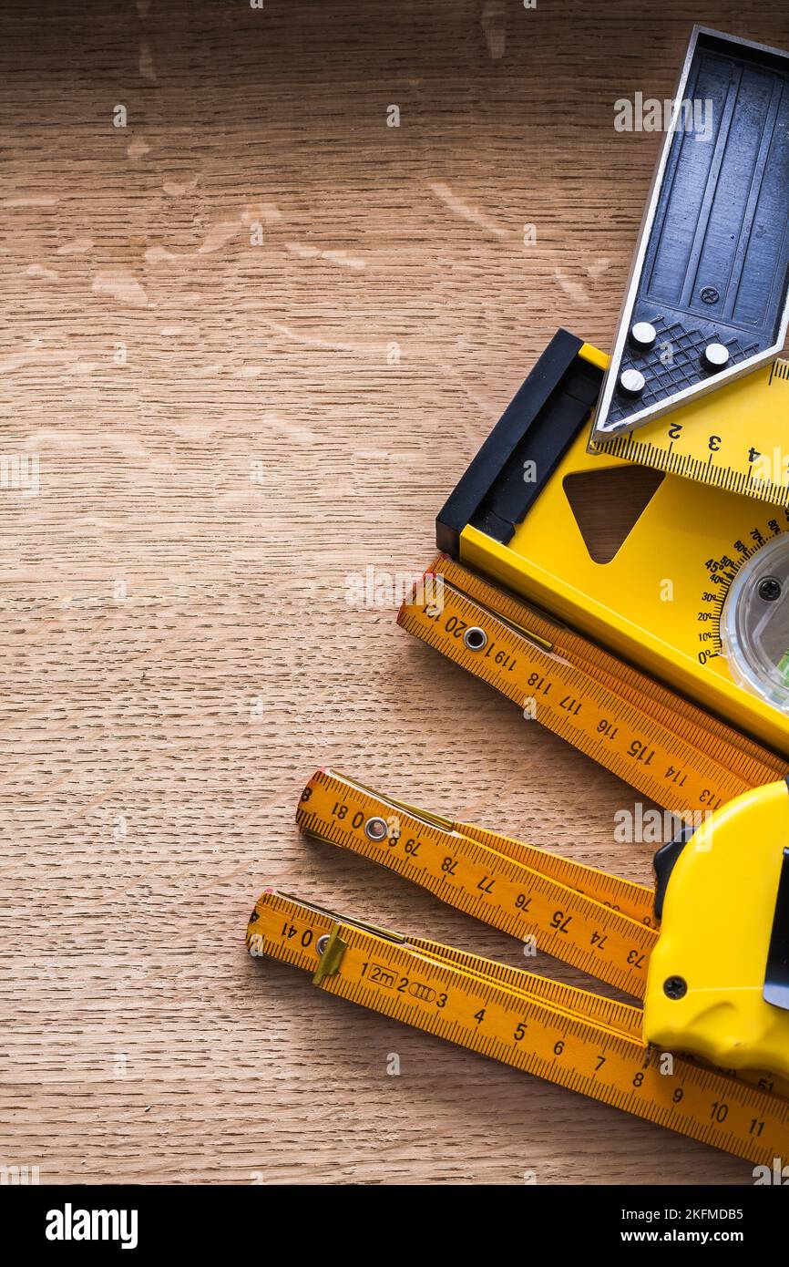 Impostare gli oggetti di misurazione sul concetto di manutenzione delle tavole di legno Foto Stock