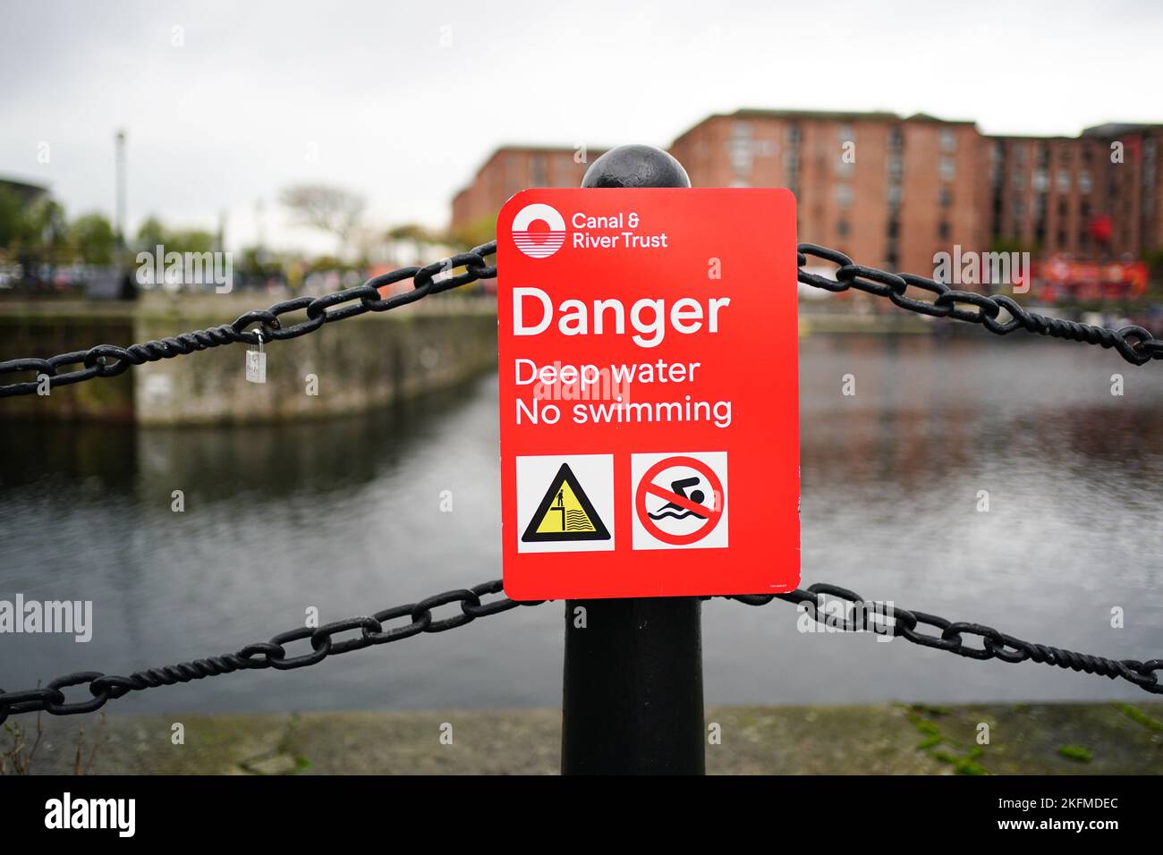 Al Royal Albert Dock di Liverpool, un cartello con la scritta Danger Deep Water No Swimming Foto Stock