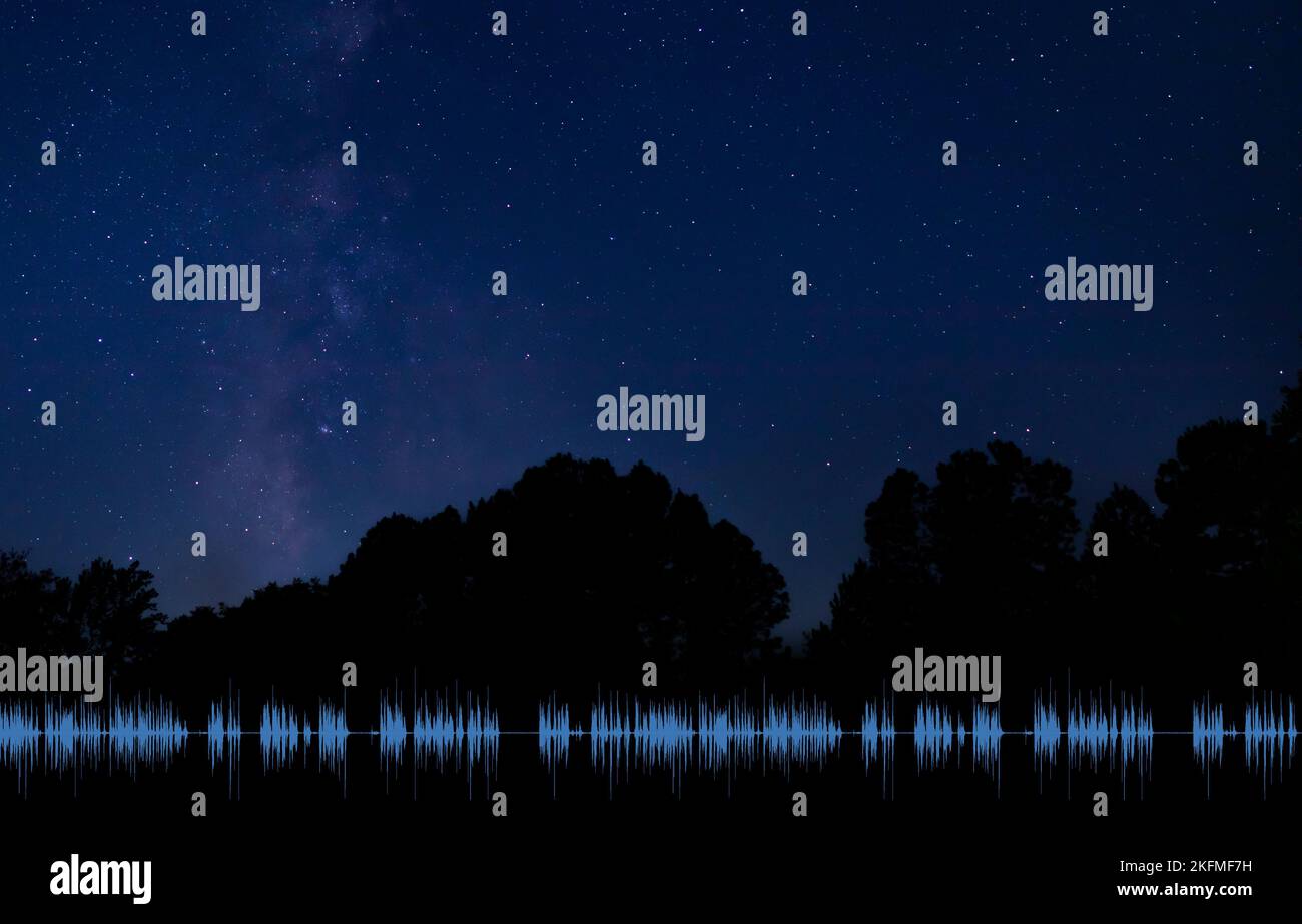 La radio ondeggia in una notte stellata con la Via Lattea visibile Foto Stock