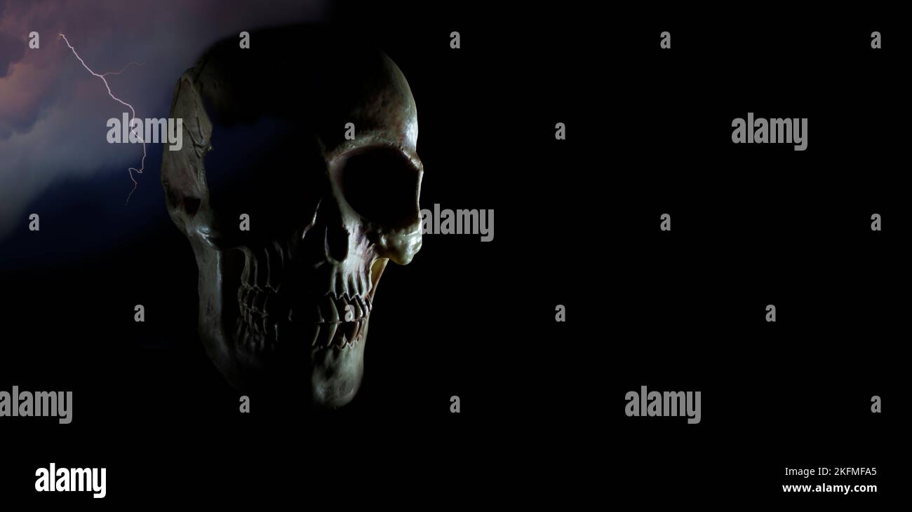 Cranio umano con spazio copia e un fulmine dietro Foto Stock