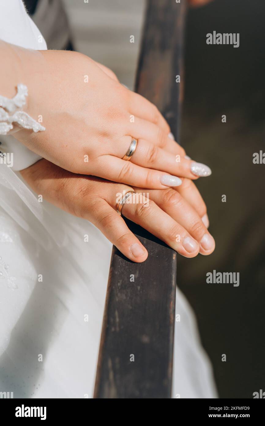 Sposa e sposo scambio degli anelli di matrimonio in chiesa Foto Stock