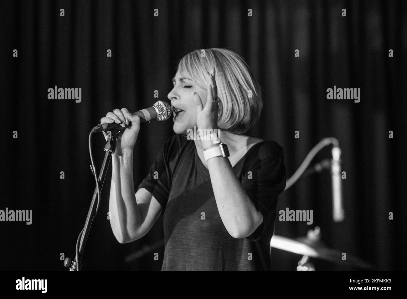 Andrea Parker, cantante con Melys - dal vivo in concerto all'Acquario di Lowestoft, Suffolk - il 9 dicembre 2016 Foto Stock