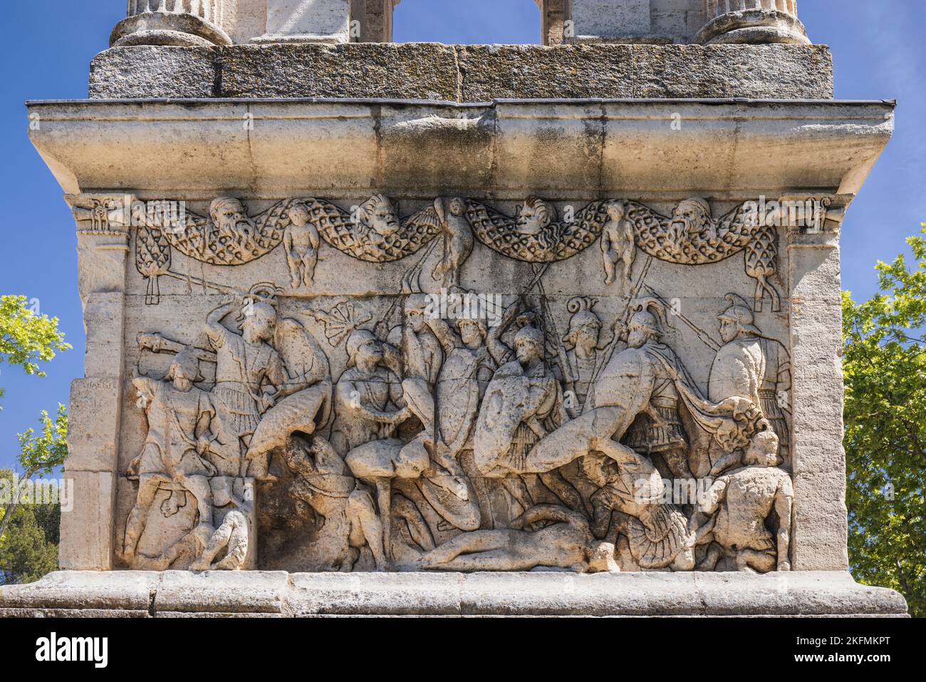Saint-Rémy-de-Provence, Bouches-du-Rhône, Provenza, Francia. Fregio di scena di battaglia sul podio del Mausoleo. La struttura risale al 30 a.C. circa Foto Stock