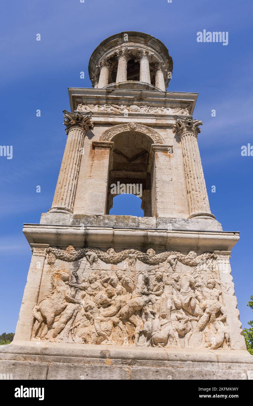 Saint-Rémy-de-Provence, Bouches-du-Rhône, Provenza, Francia. Il mausoleo vicino all'ingresso della città romana di Glanum. Si pensa a partire da Foto Stock