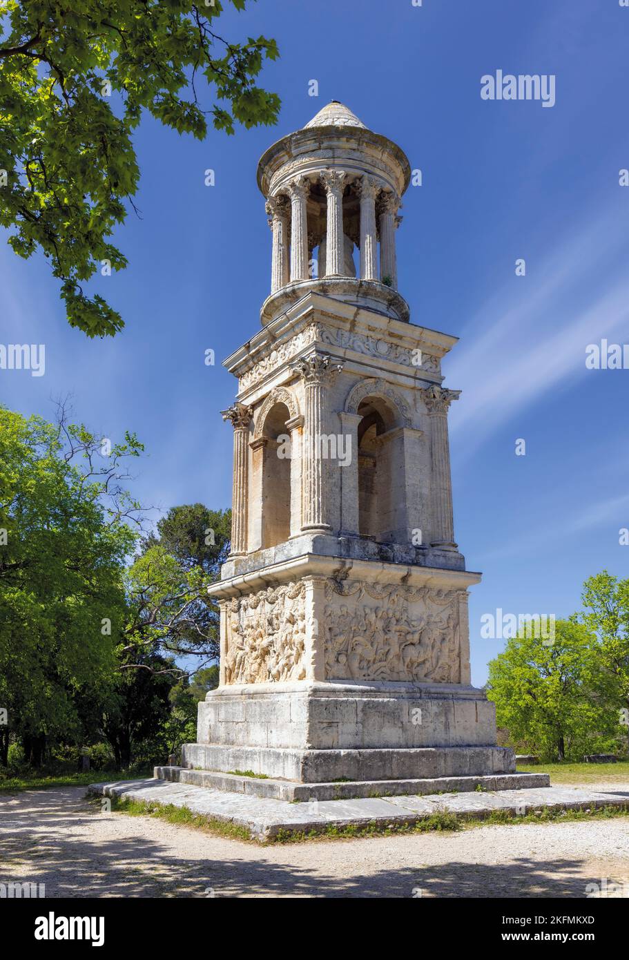 Saint-Rémy-de-Provence, Bouches-du-Rhône, Provenza, Francia. Il mausoleo vicino all'ingresso della città romana di Glanum. Si pensa a partire da Foto Stock