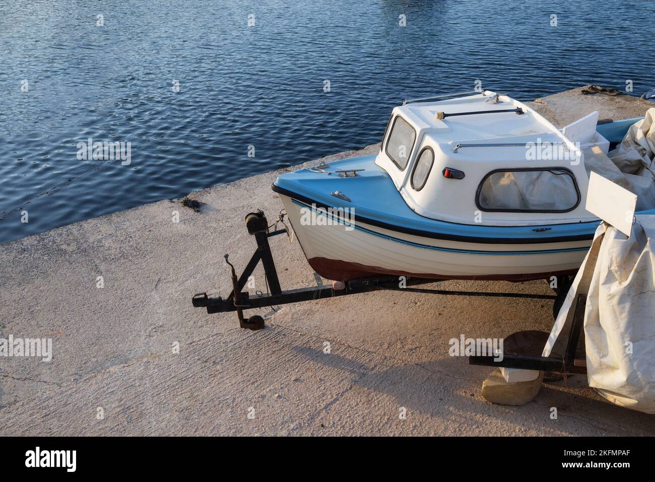 Malta, città di Marsaxlokk, 09.20.2022. Barca da pesca sul molo Foto Stock
