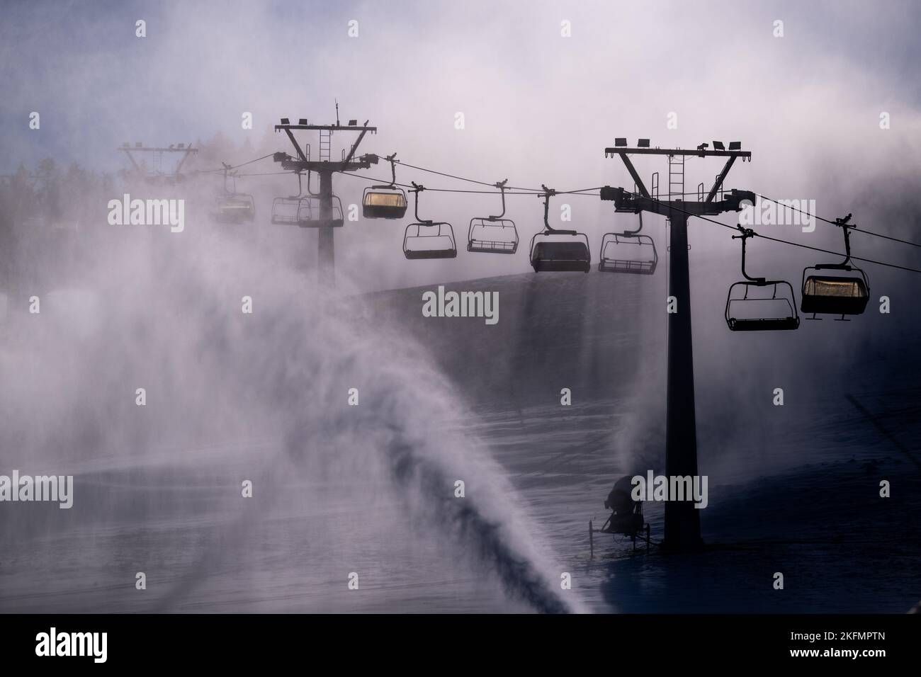 I canoni di neve iniziano a lavorare nella stazione sciistica di Skicentrum a Destne/Orlickych Horach, Repubblica Ceca, 19 novembre 2022. (Foto CTK/David Tanecek) Foto Stock