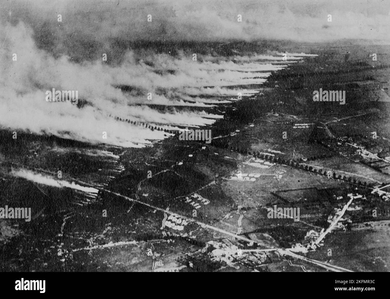 FRONTE OCCIDENTALE, FRANCIA - circa 1915 - Fotografia aerea di un attacco di gas sul campo di battaglia della Somme utilizzando canister metallici di gas liquido. Quando il canister Foto Stock