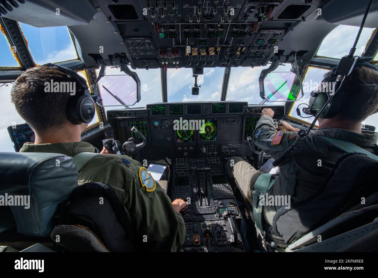 Il tenente colonnello Dave gentile, comandante del 53rd Weather Reconnaissance Squadron Aircraft, e il maggiore Alex Boykin, 53rd WRS Pilot, governano un velivolo WC-130J Super Hercules all'interno dell'occhio dell'uragano Ian 27 settembre 2022. Il WC-130J è appositamente equipaggiato con un pallet per agenti meteorologici, un pallet per operatori dropsonde e un radiometro a microonde a frequenza a gradini che consente di raccogliere dati in caso di eventi meteorologici e inviarli via satellite a meteorologi e ricercatori per l'uso. 53rd Weather Reconnaissance Squadron, Hurricane, Hurricane Hunters, Hurricane Ian, WC-130J, Foto Stock