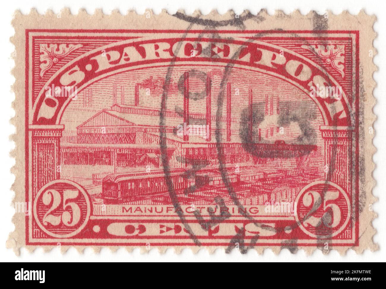 USA - 1913: Un francobollo Carmine-Rose Poste da 25 centesimi raffigurante la produzione. Rilasciato per il pagamento anticipato dell'affrancatura solo su pacchi postali. La posta pacchi è un servizio postale per posta troppo pesante per la posta ordinaria. Di solito è più lento del post. Lo sviluppo del posto pacchi è strettamente connesso con lo sviluppo della rete ferroviaria che ha permesso di trasportare pacchi alla rinfusa, secondo un calendario regolare e a prezzi economici. Oggi, molti pacchi viaggiano anche su strada e le spedizioni internazionali possono viaggiare via mare o posta aerea Foto Stock