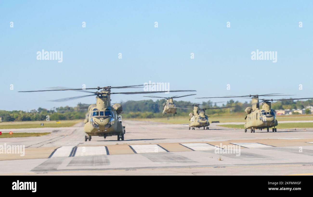 Soldati da 101st Brigata di Aviazione di combattimento (CAB), 101st Divisione di trasporto aereo (Air Assault), ottengono nella posizione per iniziare la loro operazione di missione letale ombra, il 27 settembre 2022, a ft. Campbell, Ky. Lo scopo della missione era di testare le capacità della CABINA 101 conducendo un assalto aereo a lungo raggio. Foto Stock