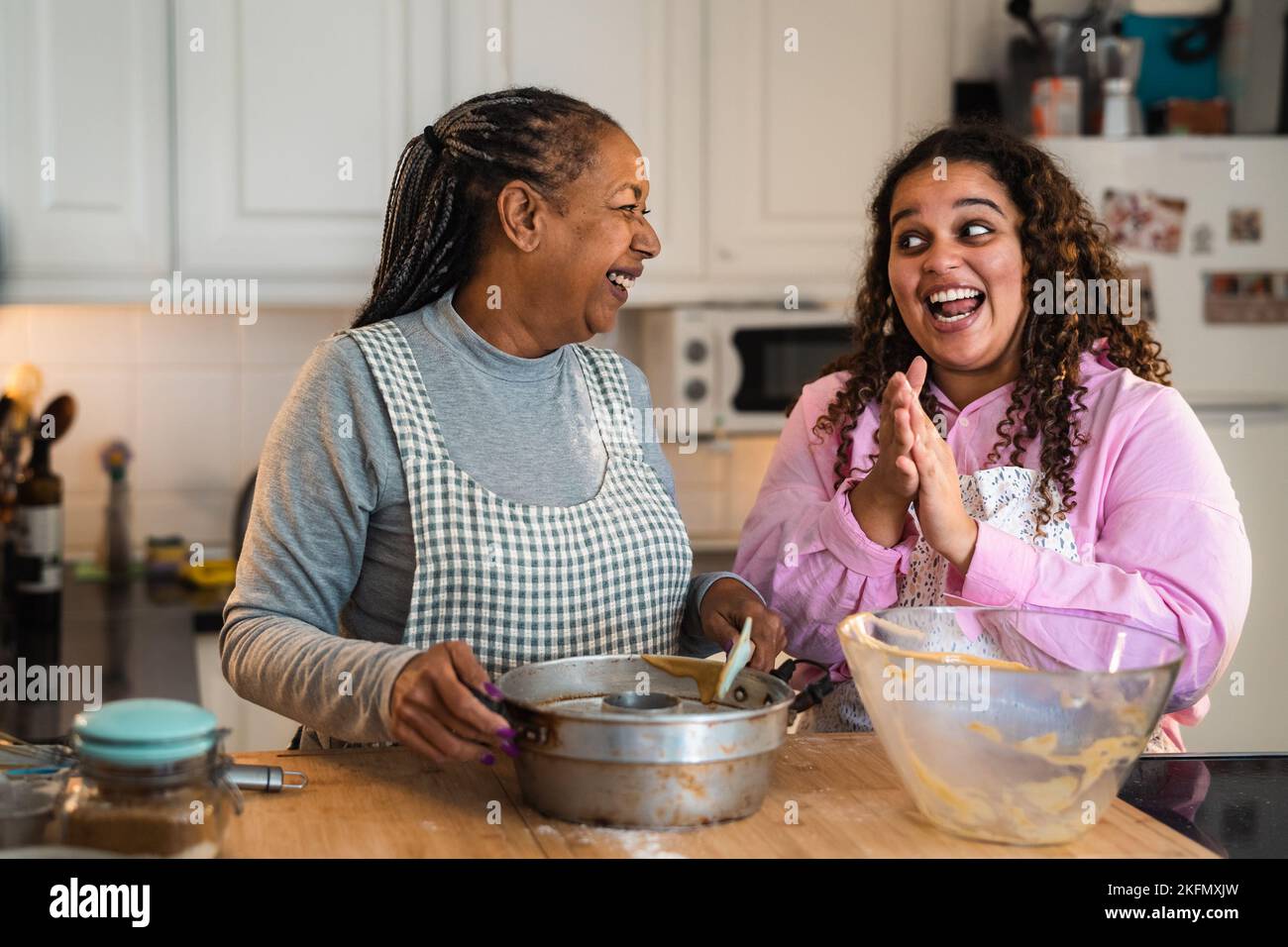 Buona madre africana e figlia che preparano un dessert fatto in casa Foto Stock