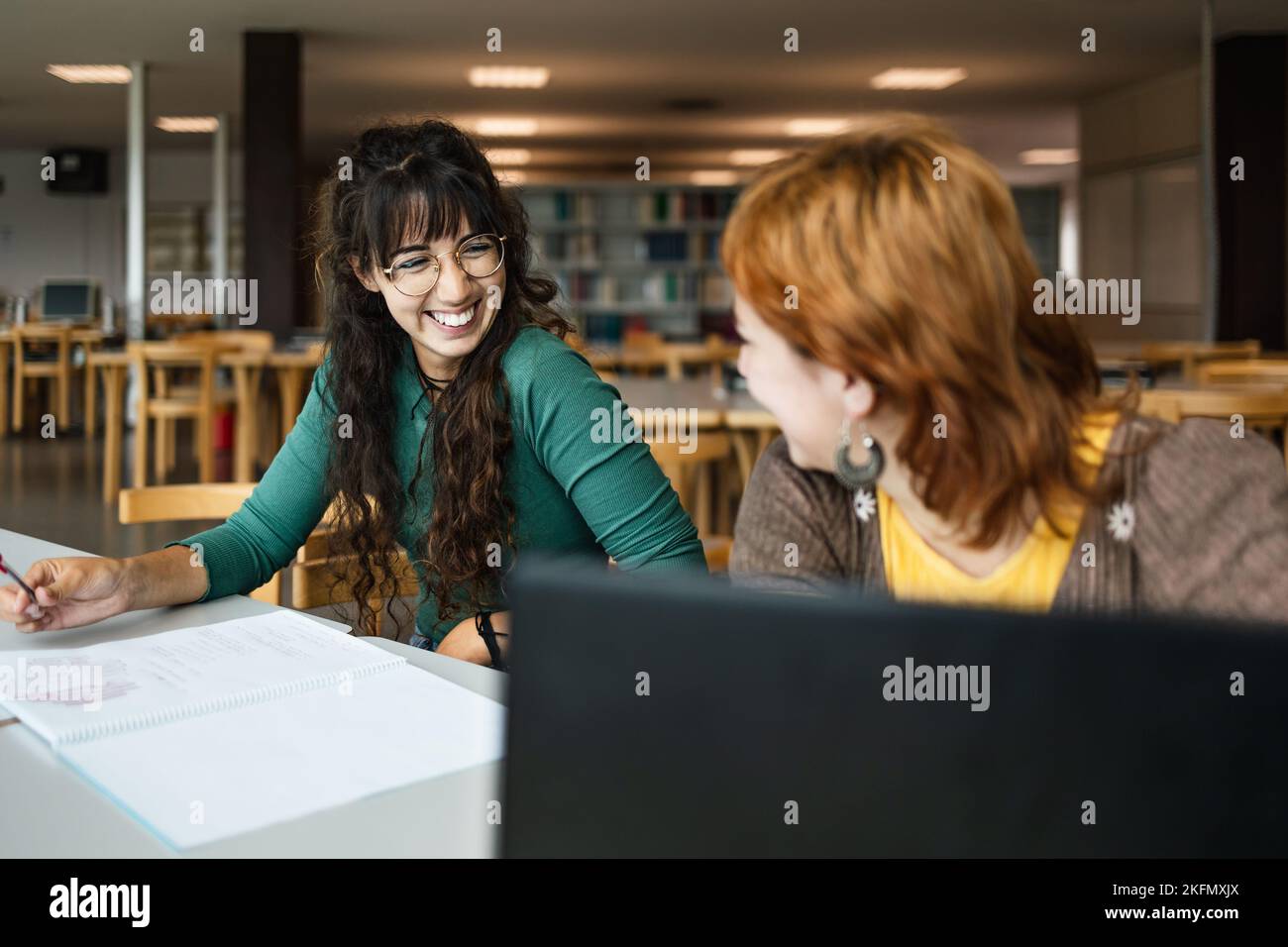 Giovani ragazze che studiano in biblioteca - concetto di educazione scolastica Foto Stock