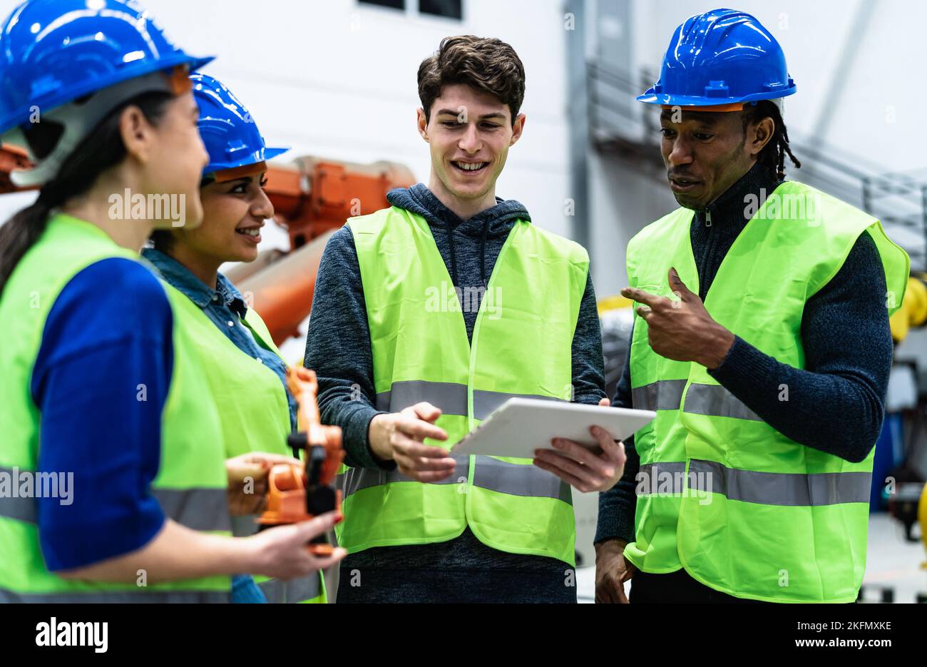 Team di ingegneri che lavorano in fabbrica robotica - concetto di industria tecnologica Foto Stock