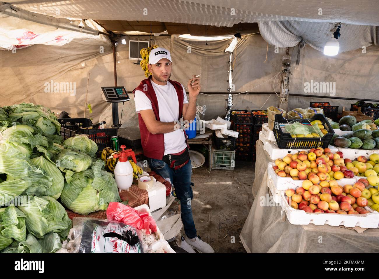 Dayr Allah, Giordania - Ottobre 25 2022: Fornitore di prodotti ortofrutticoli che vende generi alimentari nelle bancarelle del mercato. Foto Stock