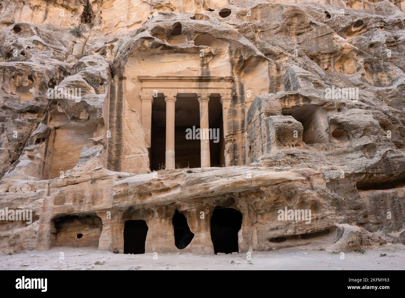 Tempio sopra una casa di roccia a Little Petra o Siq al-Barid, Giordania Foto Stock