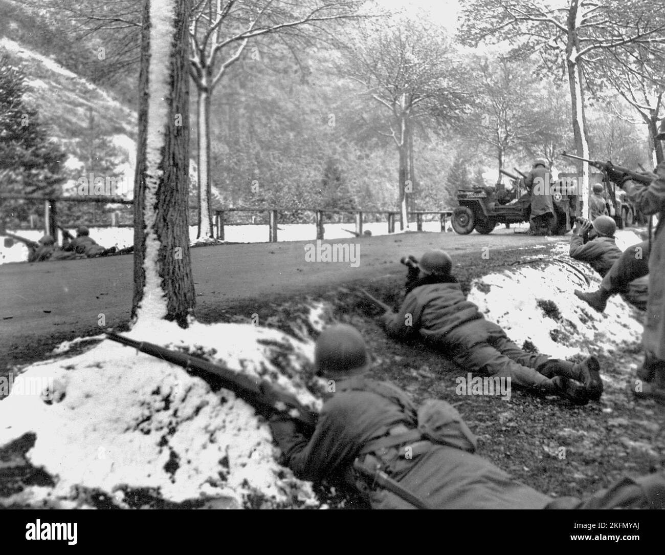 ARDENNE, BELGIO - 1944 dicembre - i soldati dell'esercito americano si spostano attraverso la regione delle Ardenne del Belgio durante il sanguinoso contrattacco dei tedeschi in Th Foto Stock