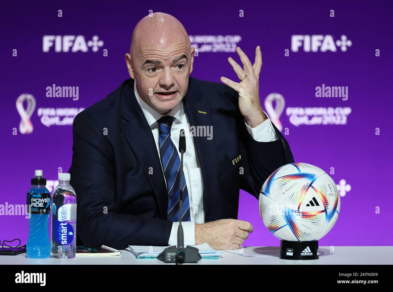 Doha, Qatar. 19th Nov 2022. Il presidente della FIFA Gianni Infantino parla durante un briefing mediatico al Main Media Centre della Coppa del mondo del Qatar 2022 a Doha, Qatar, 19 novembre 2022. Credit: LAN Hongguang/Xinhua/Alamy Live News Foto Stock