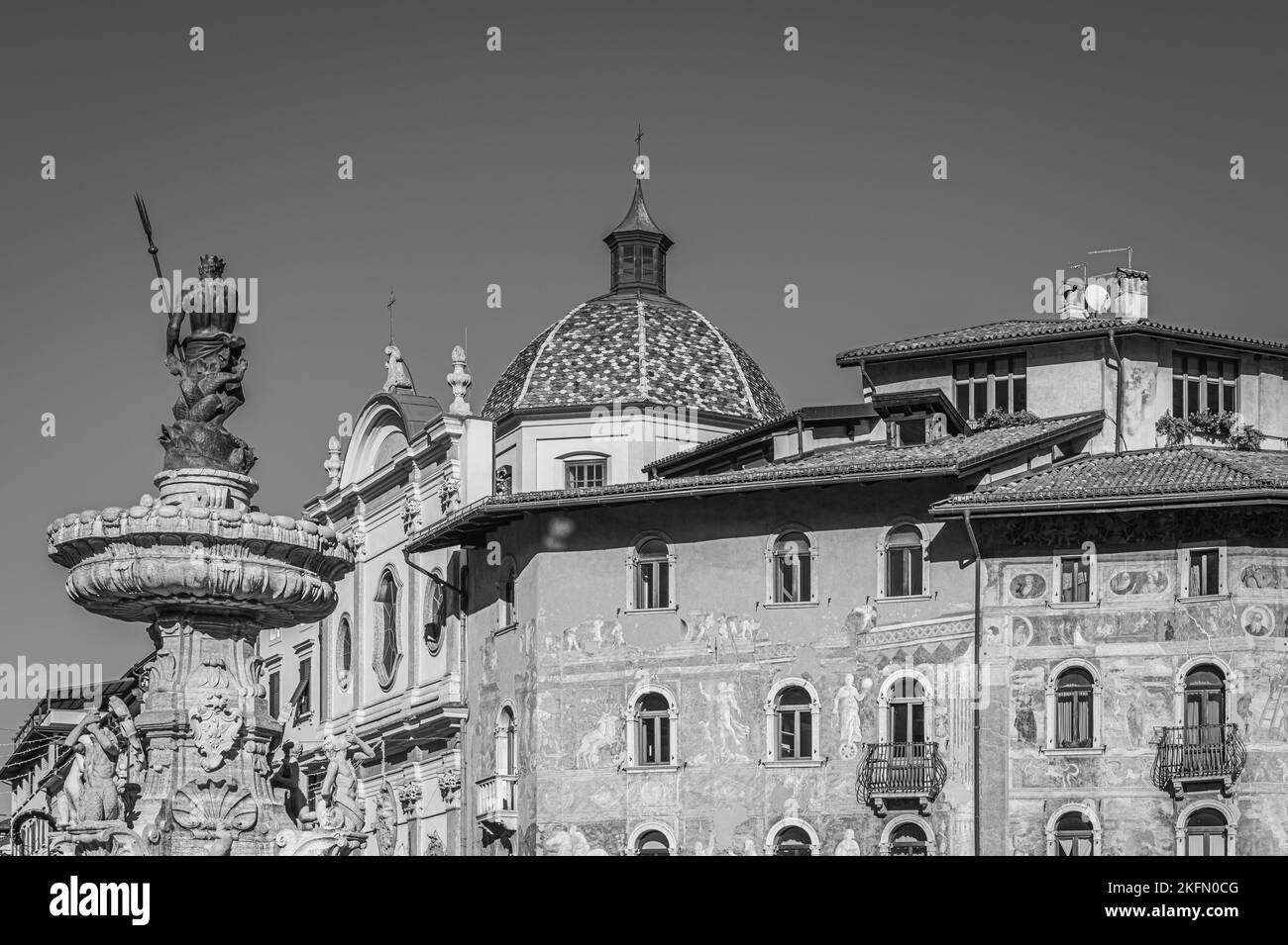 Città di Trento: Vista sulla piazza del Duomo e sulla fontana del Nettuno con la gente. Trento è una capitale della provincia del Trentino Alto nel nord Italia - Foto Stock