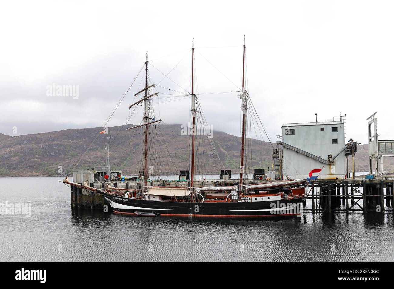 La Tall Ship Oosterschelde, una nave olandese a tre alberi Topsail Schooner, ormeggiata a Ullapool, Scozia, Regno Unito Foto Stock