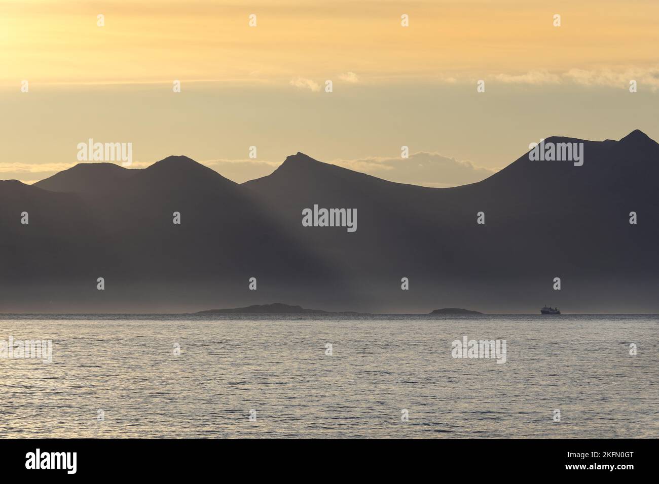 Il traghetto Cal-Mac è stato sardato dalle montagne della ben More Coigach Range mentre la luce della mattina presto illumina la scena, vista da Mellon Udrigle, Wes Foto Stock