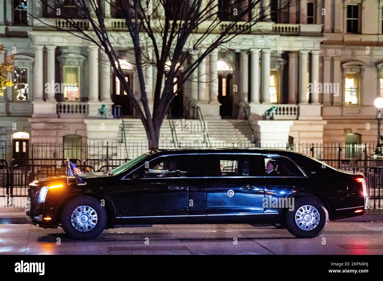 Washington, Stati Uniti. 18th Nov 2022. Il presidente DEGLI STATI UNITI Joe Biden torna alla Casa Bianca in limousine presidenziale, nota come “la Bestia”, da un ricevimento pre-matrimonio per sua nipote, Naomi Biden, che sposerà domani Peter Neal, a Washington, DC, negli Stati Uniti, venerdì, 18 novembre 2022. Photographer: Al Drago/Pool/Sipa USA Credit: Sipa USA/Alamy Live News Foto Stock