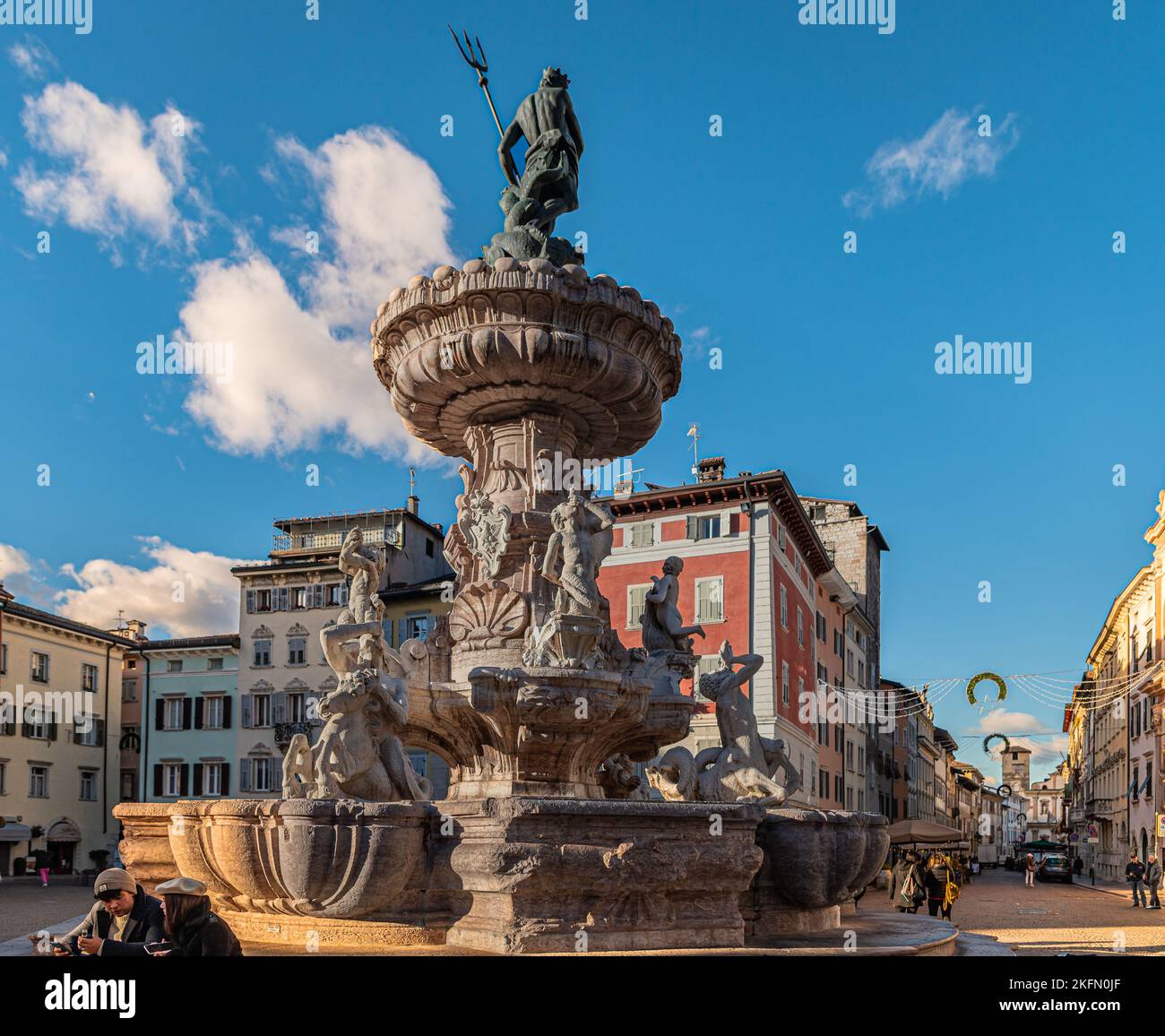 Trento città: Vista sulla piazza del Duomo e sulla fontana del Nettuno con la gente. Trento è una capitale della provincia del Trentino Alto Adige nel nord Italia - Foto Stock