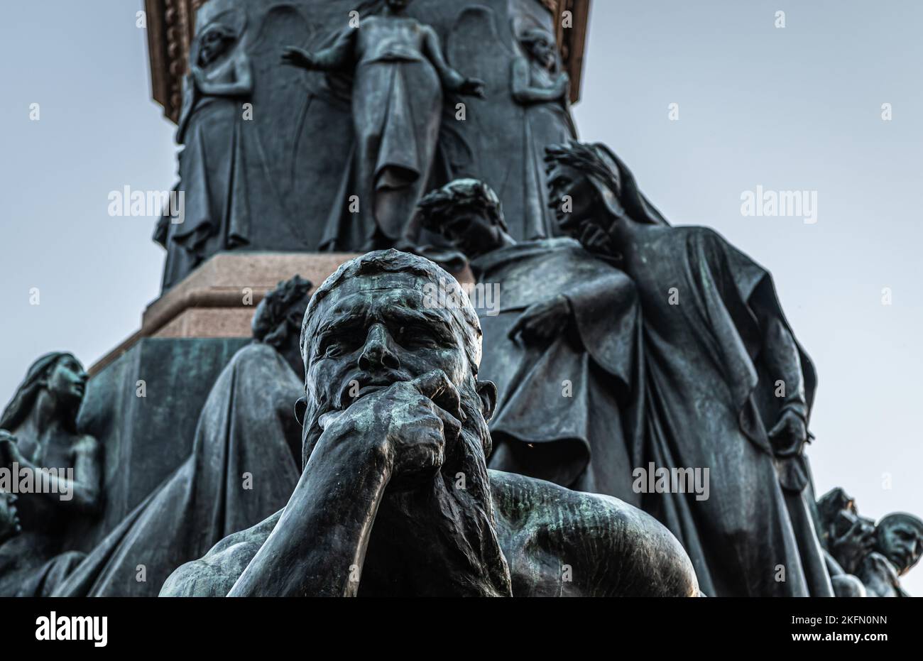 Trento città: Dettagli del gruppo scultoreo dedicato a Dante Alighieri, dello scultore fiorentino Cesare Zocchi (1851 - 1922) - Italia Foto Stock