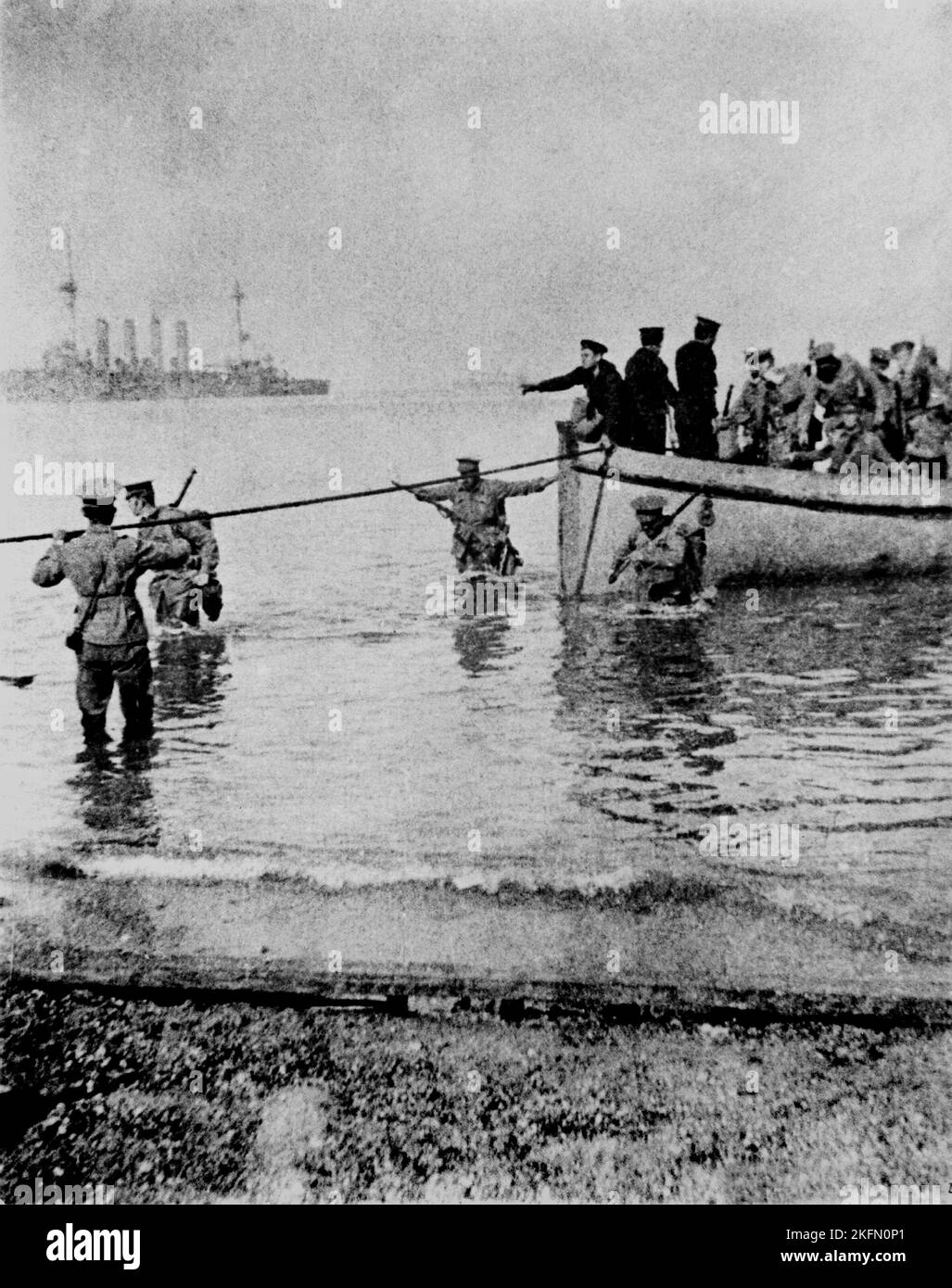GALLIPOLI, TURCHIA - 25 aprile 1915 - diretto da marinai di un cacciatorpediniere, una linea di legatura è assicurata in modo che le truppe dell'esercito neozelandese possano sbarcare sulla spiaggia Foto Stock