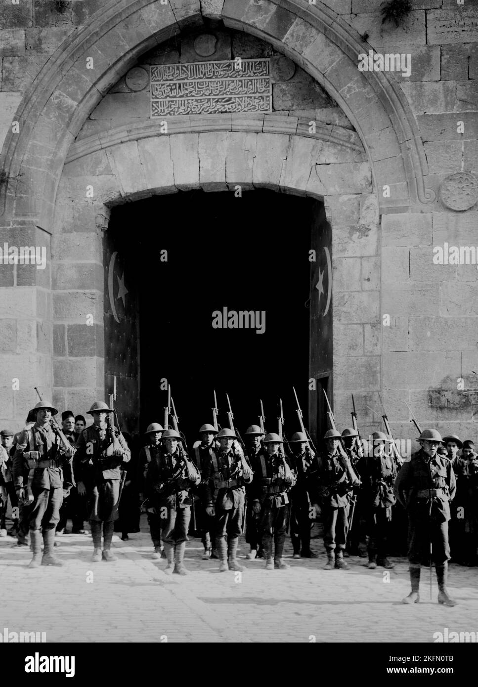 GERUSALEMME, PALESTINA - 09 dicembre 1917 - la resa di Gerusalemme agli inglesi, 9 dicembre 1917. Prima guardia britannica alla porta di Jaffa - Foto: Foto Stock
