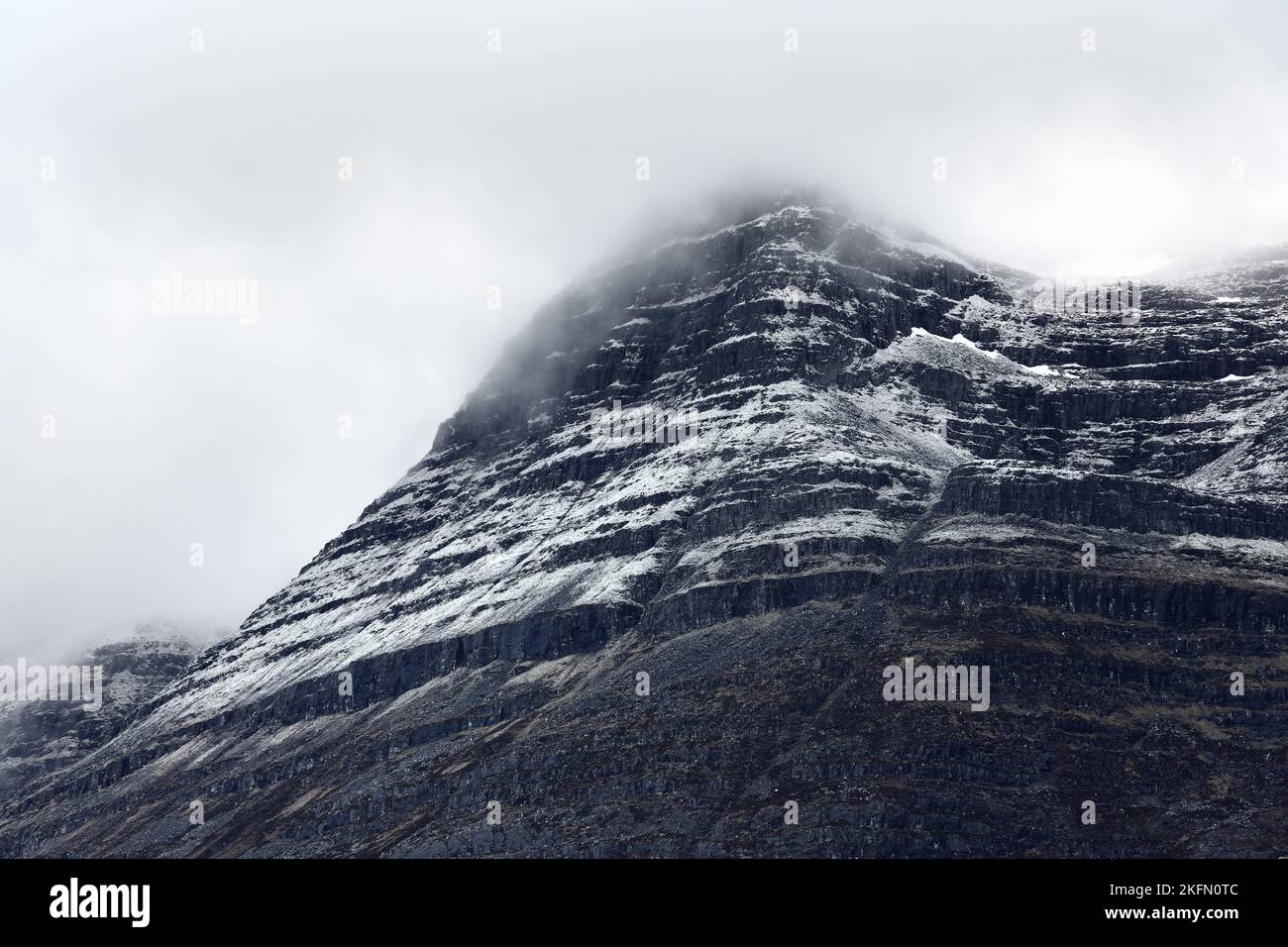 La montagna di Liathach dopo una doccia di neve di passaggio, Torridon, NW Highlands, Scozia, Regno Unito Foto Stock