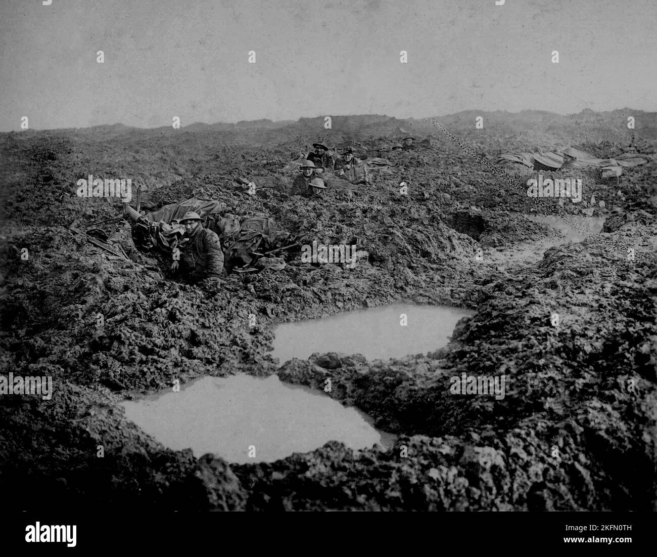 PASCHENDALE, BELGIO - Novembre 1917 - le truppe dell'Armata Canadese 16th Machine Gun Company tengono la linea in condizioni atroci sul Passchendaele Foto Stock