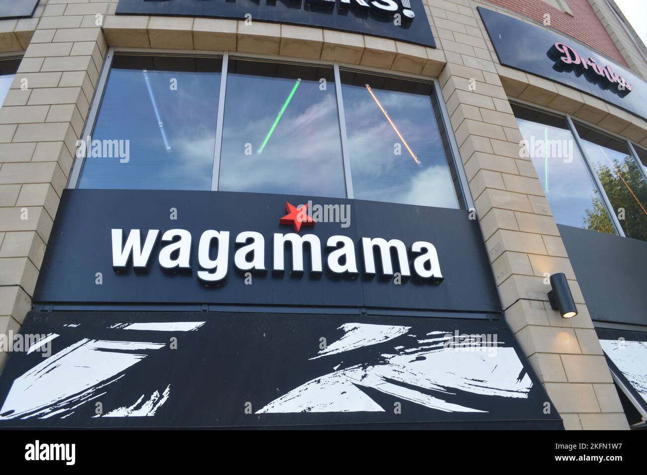 13th novembre 2022, Swansea, Galles, Regno Unito. Segnaletica per il ristorante Wagamama su Wind Street. Foto Stock